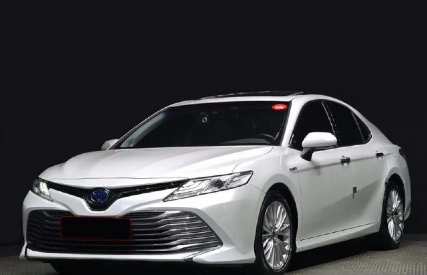 Toyota Camry 2.5 CVT XLE Hybrid 2020